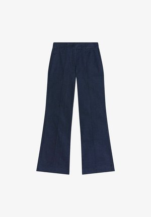 Ciemnoniebieskie spodnie o szerokich nogawkach wykonane z tkaniny przypominającej dżins. Posiadają wysoki stan, gładki przód oraz dwa pionowe szwy zdobiące przód.