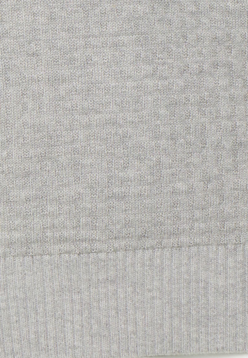 Grauer Strickstoff mit einem strukturierten Muster und gerippten Details am unteren Saum. Weiches, dehnbares Material, das sich für die Freizeitkleidung eignet.