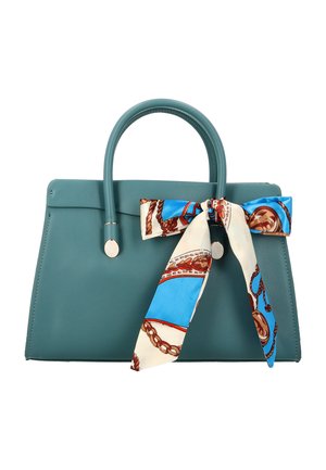 Gestuctureerde handtas in blauwgroen met afgeronde handvatten, versierd met een blauw-wit-bruin patroon sjaal, aan de voorkant in een strik gebonden.