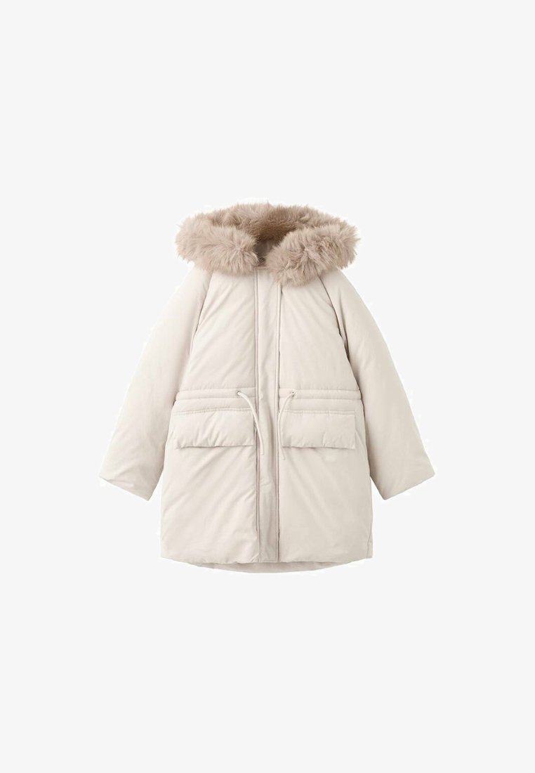 Svetlo béžový puffový kabát s kapucňou so stredom umelou kožušinou, dvomi prednými vreckami a stredným strihom. Hladká, izolačná textúra látky.