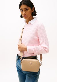 Tommy Hilfiger DISTINCT CAMERA BAG MONO - Cross body bag - khaki