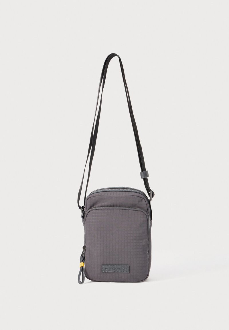 Bolso bandolera de nylon gris con un patrón de rejilla texturizada, compartimentos duales con cremallera, correa ajustable y acento amarillo en el tirador de la cremallera.
