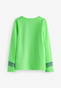 Lange mouwen, lichtgewicht shirt van felgroene mesh stof. Kenmerkt zich door marineblauwe strepen op de mouwen en een ronde halslijn.