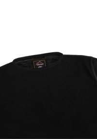 Schwarzes Baumwoll-T-Shirt mit Rundhalsausschnitt, kontrastierenden Nähten und einem etikett mit einem Berg-Logo. Weicher Stoff, normale Passform.