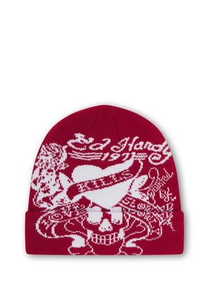 Cappellino rosso lavorato a maglia con grafica bianca di un teschio, un cuore e la parola "Fearless" su uno striscione sopra il cuore.