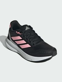 Baskets de sport noires avec des accents roses. Présente un dessus en maille, une semelle épaisse et un logo à trois bandes. Détails texturés sur l'orteil et les côtés.