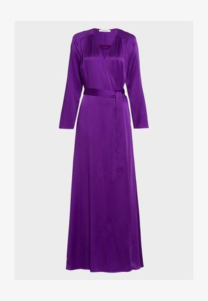 Robe enveloppante en satin violet avec des manches longues, un décolleté en V, des détails froncés et une ceinture assortie à la taille, arrivant à la longueur des chevilles.