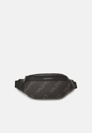 Schwarze Valentino Gürteltasche mit wiederkehrendem Logo-Muster und einem oberen Reißverschluss, entworfen zum Tragen an der Taille oder quer über den Körper.