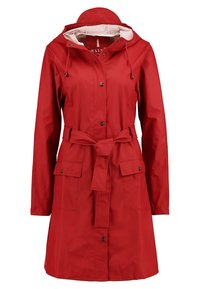 Czerwony wodoodporny płaszcz przeciwdeszczowy z kapturem ze ściągaczem, guzikami z przodu i paskiem w talii. Posiada dwie przednie kieszenie i gładką fakturę.
