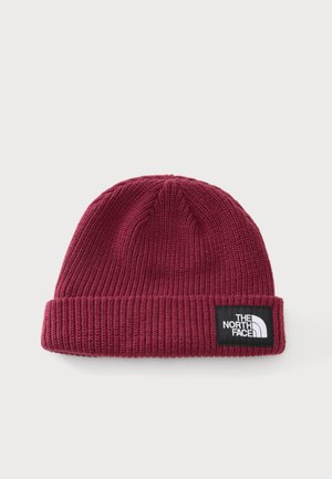 Maroon-tooniline soonikkoega kootud müts voltimisäärega ja musta sildiga, millel on kiri The North Face, valgel taustal.