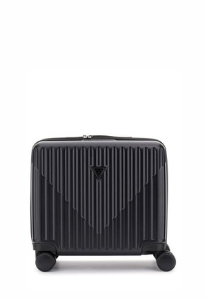 Valise rigide noire avec un motif à rainures verticales, deux roulettes et une poignée supérieure. Comprend une fermeture à glissière et un logo à l'avant.