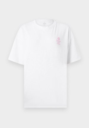 T-shirt de algodão branco com gola redonda, apresentando um gráfico rosa de "Vacation Club" e um design floral na área do peito esquerdo.