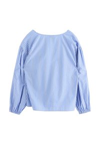 Lyseblåt langærmet top med lodrette hvide striber, bred udskæring og sammensnoede ærmer, lavet af et glat og let materiale.