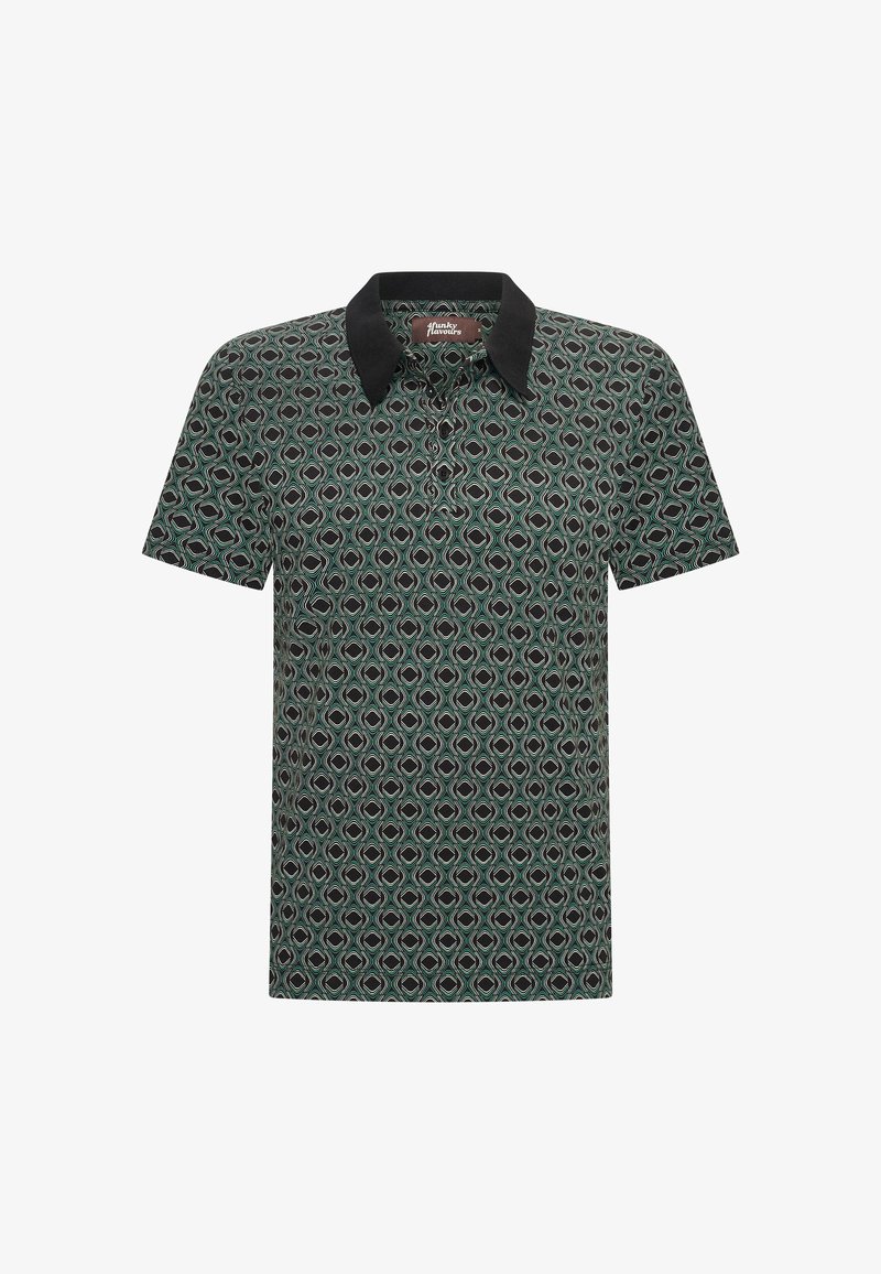 Polo de manga corta con cuello negro y patrón geométrico en verde, negro y beige, con tapeta abotonada y corte regular.