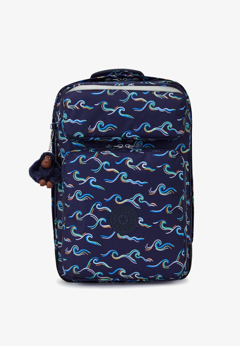 Marineblauer Rucksack mit einem wellenförmigen, mehrfarbigen Muster. Verfügt über eine Frontreißverschlusstasche und einen pelzigen Affen-Schlüsselanhänger, der an einer Schlaufe befestigt ist.