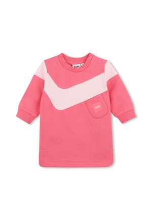 Robe bébé à manches longues rose avec une rayure diagonale rose clair, petite poche avant étiquetée BOSS et boutons-pression à l'épaule.