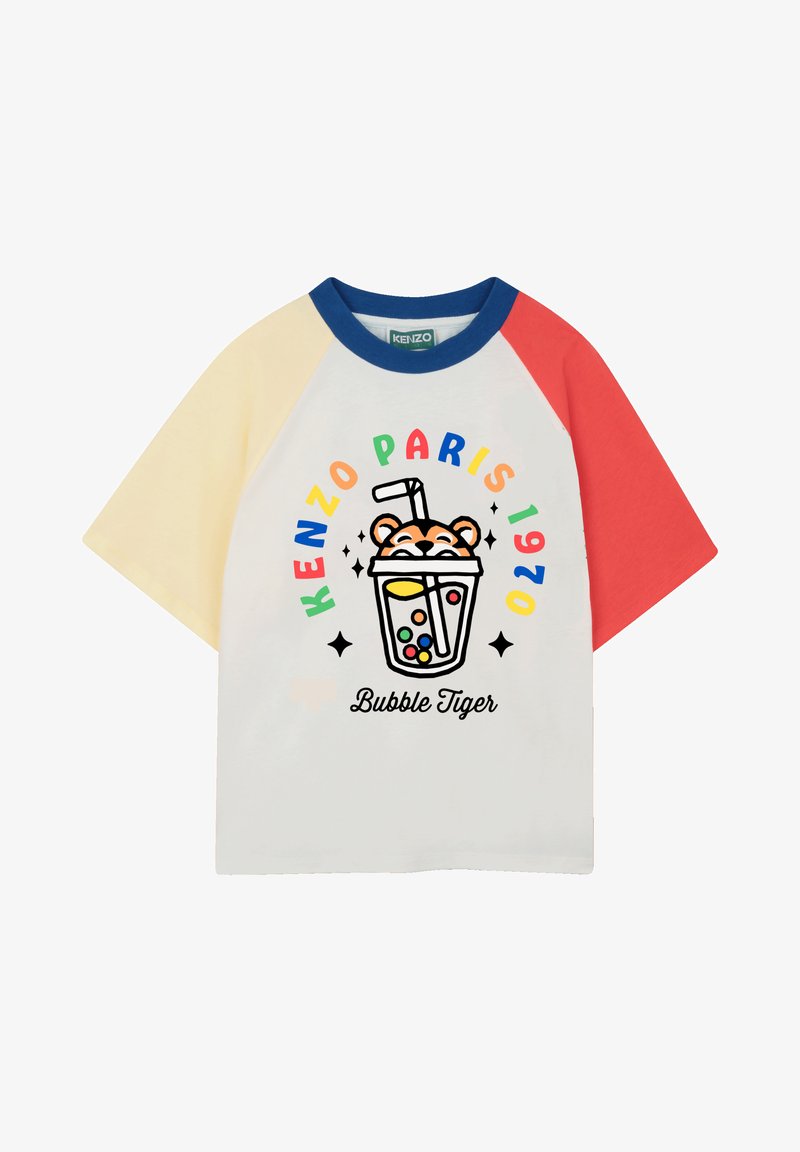 T-shirt blanc avec manches raglan en jaune, rouge et bleu. Présente un graphisme d'une tasse de bubble tea avec un visage de tigre et le texte « KENZO PARIS 1970 Bubble Tiger ».