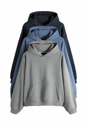 Drie hoodies in grijs, blauw en zwart, verticaal gestapeld met voorzakken en lange mouwen.