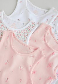 Neli laste tankitoppi: üks valge lillemustriga, üks valge väikeste joonistega ja kaks roosat haldjate illustratsioonide ja lillekujundustega.