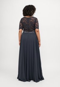 Rochie lungă, gri închis, cu un corset din dantelă și mâneci scurte, prezentând broderii intricate la talie și o fustă fluidă.