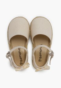 Lichtbeige canvas schoenen met een afgeronde neus, band met gesp en decoratieve strik. Natuurlijke jute zool. Eenvoudig, plat ontwerp geschikt voor kinderen.