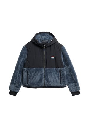 Niebieska, oversize kurtka z kapturem. Posiada miękki, teksturowany materiał przypominający futro na rękawach i dolnej części, w połączeniu z gładkim materiałem.