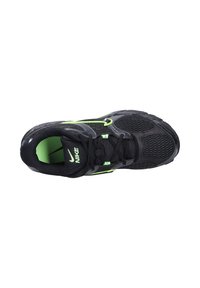 Zapatilla deportiva negra con parte superior de malla y sintético, acentos en verde neón, suela texturizada y sistema de cordones. Logo de Nike visible en la lengüeta.
