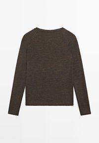 Mørkebrun langærmet rundhalset skjorte med glat tekstur, vist fladt med bagsiden og lige kant.