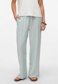 Lichtblauwe losse broek van zacht materiaal, met een koord in de taille, zijzakken en een recht ontwerp.