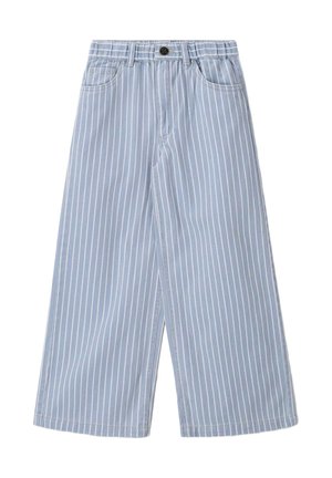 Pantalon large bleu clair à rayures verticales blanches, avec poches avant, passants pour ceinture et fermeture par bouton sur fond blanc.
