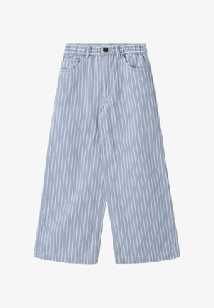 Pantalon large bleu clair à rayures verticales blanches, avec poches avant, passants pour ceinture et fermeture par bouton sur fond blanc.