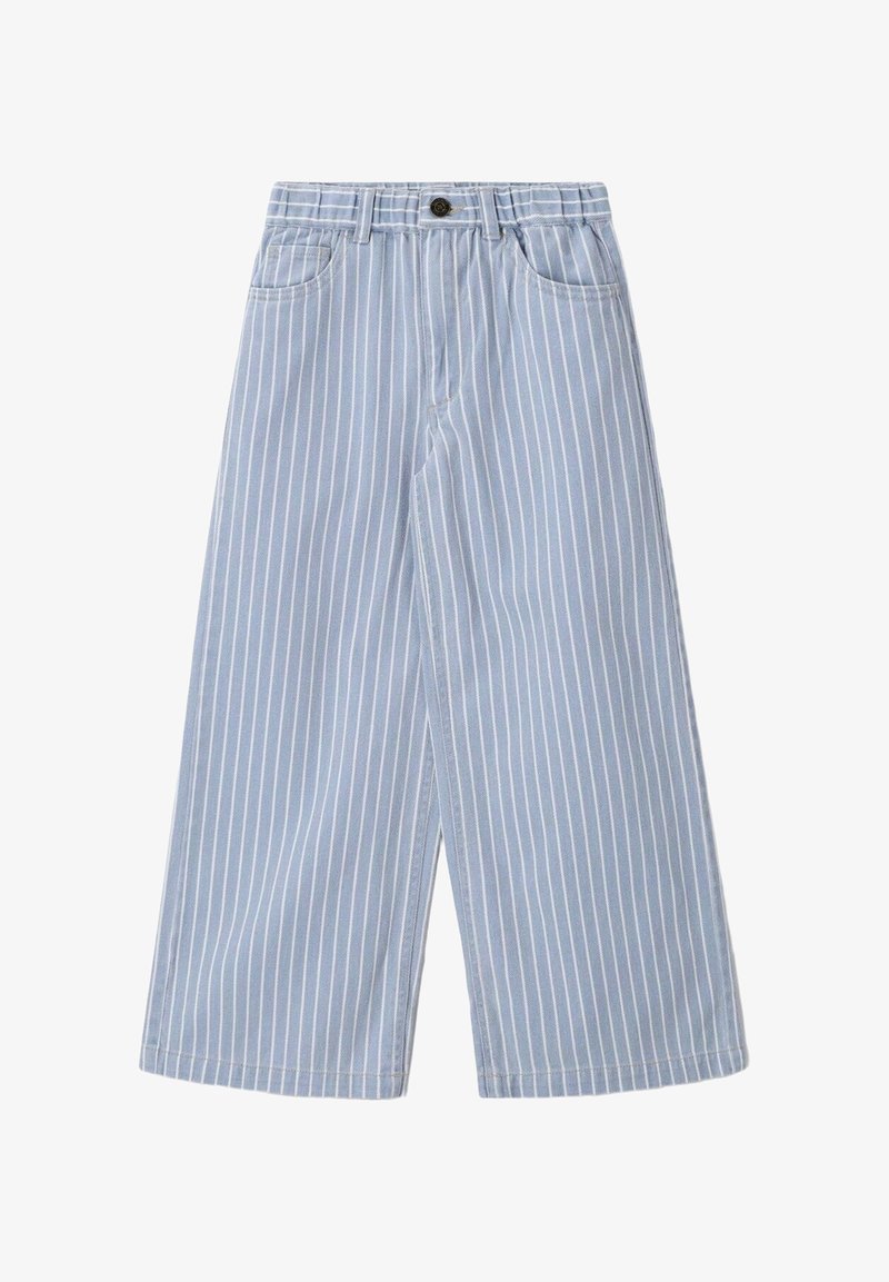 Pantalon large bleu clair à rayures verticales blanches, avec poches avant, passants pour ceinture et fermeture par bouton sur fond blanc.