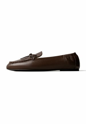 Donkerbruine leren platte loafer met gestikte rand en een decoratieve gestrikte band over het bovenwerk, zijaanzicht.
