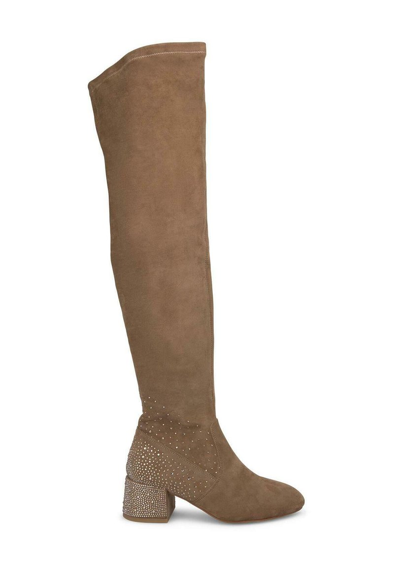 Bota de ante marrón por encima de la rodilla con puntera redondeada. Presenta un tacón de bloque decorativo adornado con cristales y una textura suave.