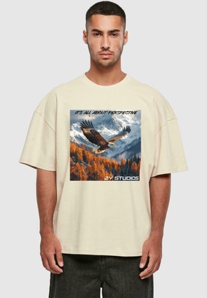 MOUNTAIN VIEW - Print T-shirt - sand