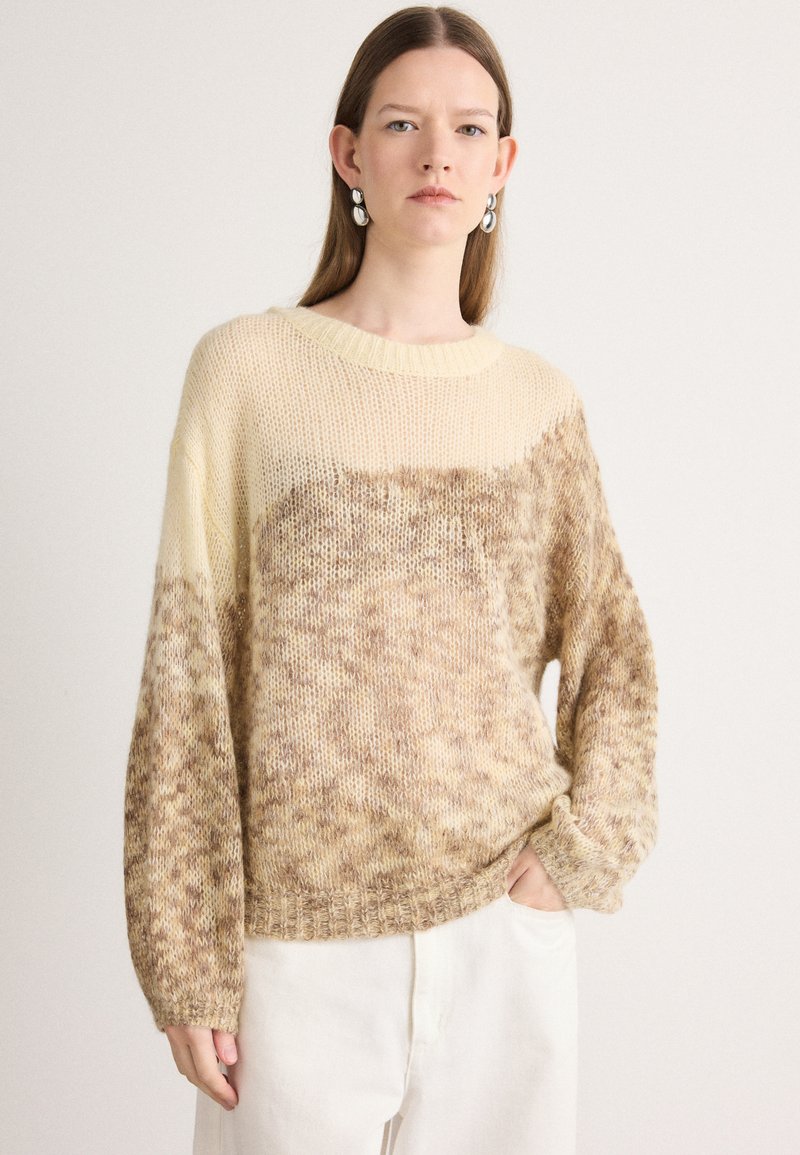 Strikkegenser med en beige og lysebrun gradient, med løs passform, rund halsutskjæring og ribbestrikket kant. Myk tekstur og avslappede ermer.