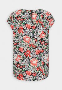 Blusa floral con fondo negro, flores rojas y azules vibrantes, mangas cortas y cremallera oculta en la parte posterior. Dobladillo redondeado.