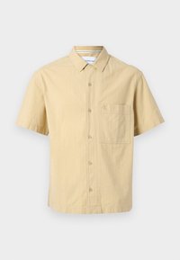 Korte mouwen, lichtbeige shirt met een button-down kraag, één borstzak en subtiele textuur. Bevat het "CK"-logo op de zak.
