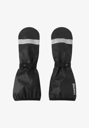 Para czarnych wodoodpornych mitenek z odblaskowym paskiem przy palcach i elastycznymi paskami na nadgarstkach, na jednej mitence znajduje się nazwa marki "reima".