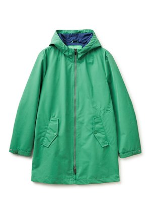 Zielony wodoodporny płaszcz z kapturem, z przednim zamkiem błyskawicznym, dwiema kieszeniami na klapę z zatrzaskami i regulowanymi mankietami, prezentowany na białym tle.