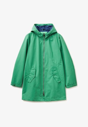 Zelený nepromokavý kabát s kapucí, předním zipem, dvěma klopovými kapsami se zatrhávacím knoflíkem a nastavitelnými manžetami, zobrazený na bílém pozadí.