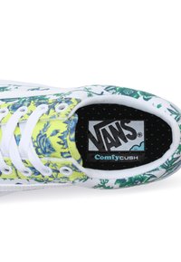 Baskets Vans avec un motif floral bleu et vert sur une base blanche, avec un accent jaune et un intérieur à pois noirs. Semelle intérieure ComfyCUSH.