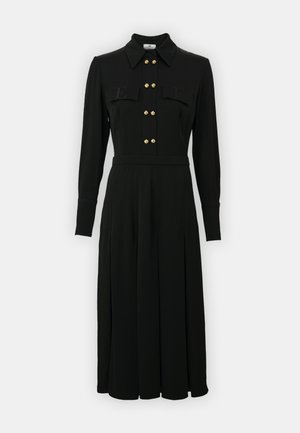 Rochie lungă de culoare neagră, cu mâneci lungi, confecționată dintr-un material neted, având guler, nasturi aurii, două buzunare pe piept și un design cu fustă plisată.