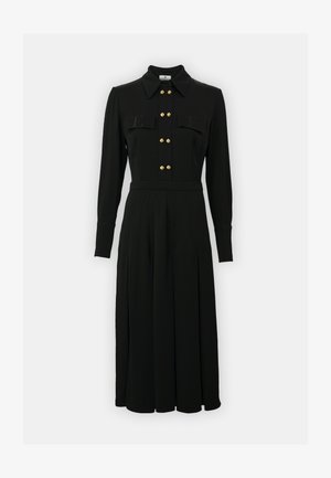 Musta pitkähiha attire, joka on valmistettu sileästä kankaasta ja jossa on kaulus, kultaiset napit, kaksi rintataskua ja laskostettu hame.