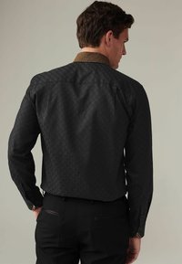 Next TEXTURED TRIMMED REGULAR FIT SINGLE CUFF - Hemd - black gold