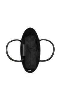 Sac fourre-tout en cuir noir avec une texture lisse, un dessus ouvert et deux poignées. L'intérieur est doublé et possède plusieurs compartiments pour l'organisation.