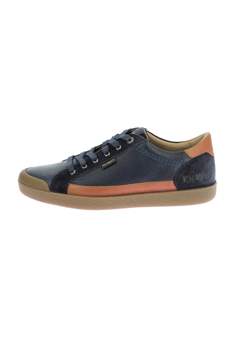 Sneakers da uomo con tomaia in pelle blu navy e dettagli in suede, rifiniture marroni e arancioni, punta rotonda, lacci neri e suola texturizzata.