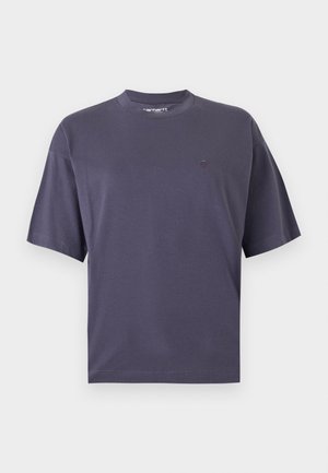 T-shirt uni gris foncé à manches courtes et col rond avec un petit logo discret sur la poitrine gauche et une coupe décontractée.