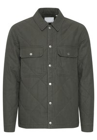 Převlečená olivově zelená bunda s špičatým límcem, dvěma předními kapsami s klopami a zapínáním na stříbrné patentky. Texturovaný povrch látky.