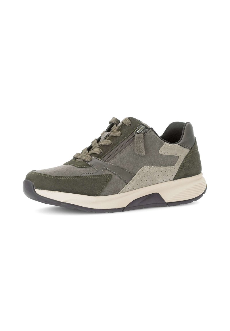 Schnürschuhe aus dunkelgrünem und grauem Wildleder, mit einem strukturierten Design, durchbrochenen Akzenten, einem gepolsterten Schaftrand und einer Gummisohle.